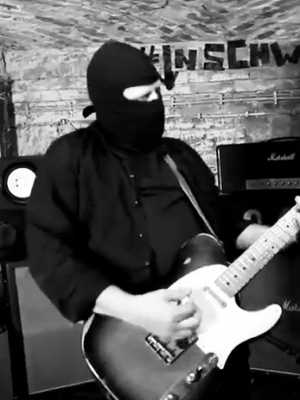 In Schwarz: Mysteriöses Video zu