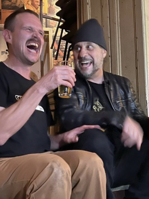 Metalsplitter: Dave Lombardo zapft Bier in Berlin