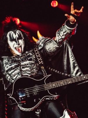 Metalsplitter: Manowar stellen Gitarristen frei