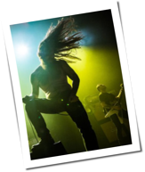 Metalsplitter: PETA zeigt Metal-Gig im Kuhstall an