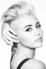 Miley Cyrus: S&auml;ngerin k&uuml;sst Katy Perry