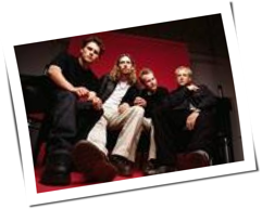 Nickelback: Chad Kroeger von B&uuml;hne gep&ouml;belt