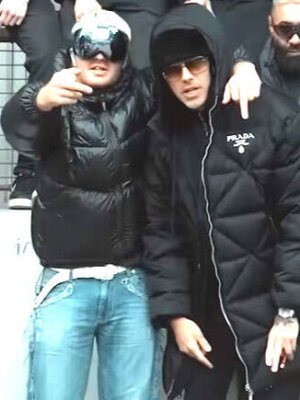 RAF Camora & Ski Aggu: Liebe Grüsse vom Tankstellendach