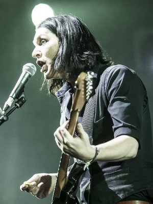 Schuh-Plattler: Brian Molko rankt Placebo-Platten