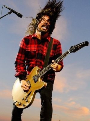 Schuh-Plattler: Novoselic mit Dave Grohl on stage