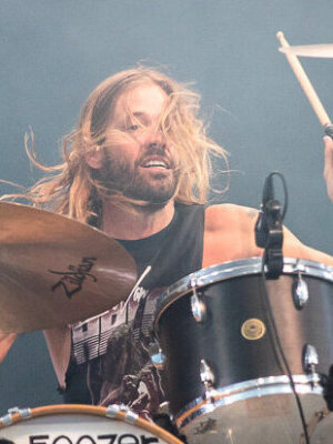 Schuh-Plattler: Taylor Hawkins-Tribute à la Freddie Mercury