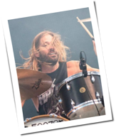 Schuh-Plattler: Taylor Hawkins-Tribute &agrave; la Freddie Mercury
