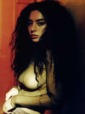 Vorchecking: Charli XCX, Angelo Kelly
