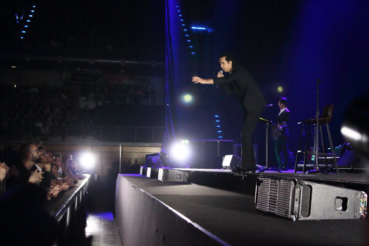 Nick Cave And The Bad Seeds bringen "Skeleton Tree" zum Erblühen. – Wellenbrecher = Laufsteg.