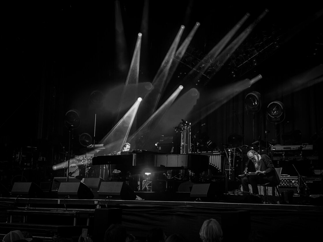 Nick Cave – Trotz sengender Hitze: Der australische Rock-Barde begeistert den Schlosshof. – Ein Abend voller Atmosphäre.