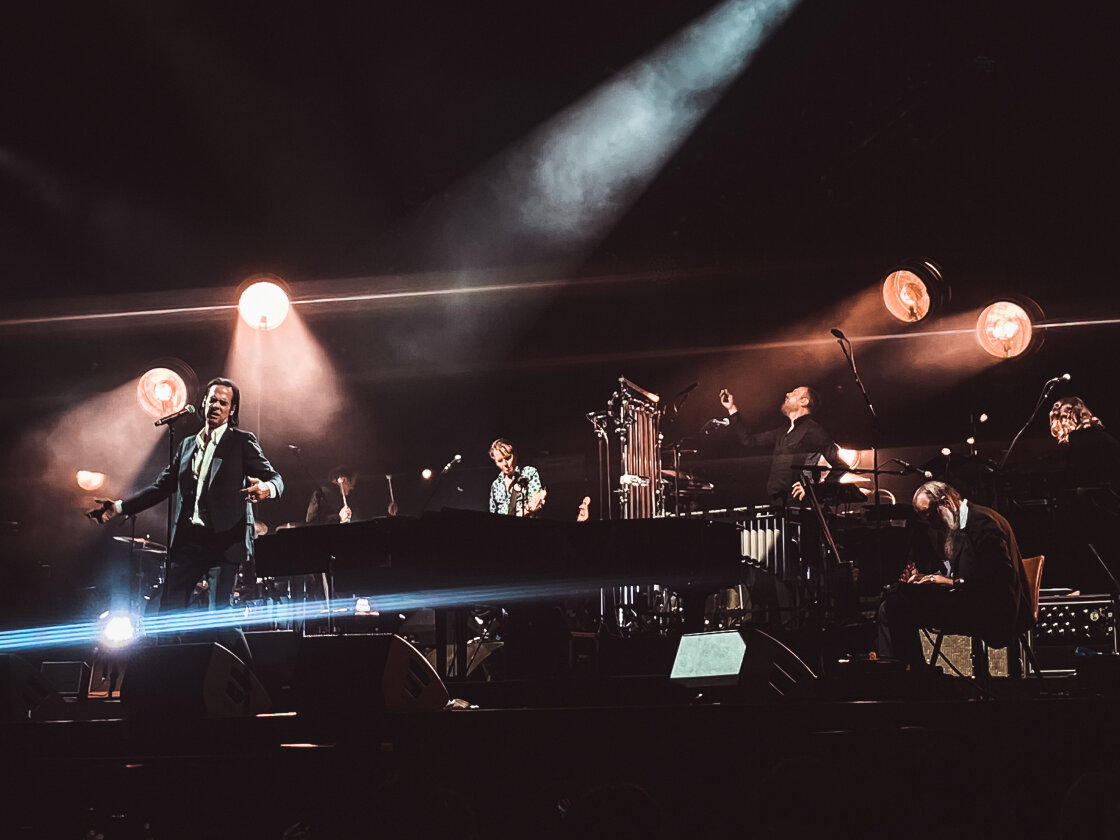Nick Cave – Trotz sengender Hitze: Der australische Rock-Barde begeistert den Schlosshof. – Abwechslungsreiche Setlist.
