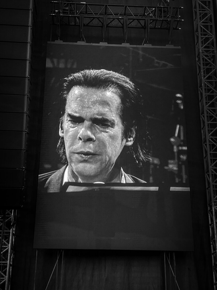 Nick Cave – Trotz sengender Hitze: Der australische Rock-Barde begeistert den Schlosshof. – Auch die hinteren Reihen bekommen ihn zu sehen. 