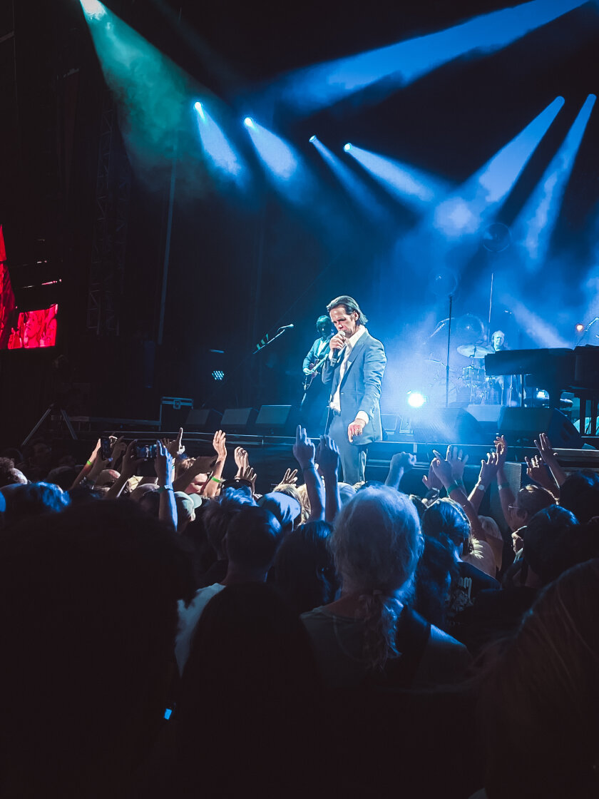 Nick Cave – Trotz sengender Hitze: Der australische Rock-Barde begeistert den Schlosshof. – Auf Tuchfühlung mit dem Publikum.