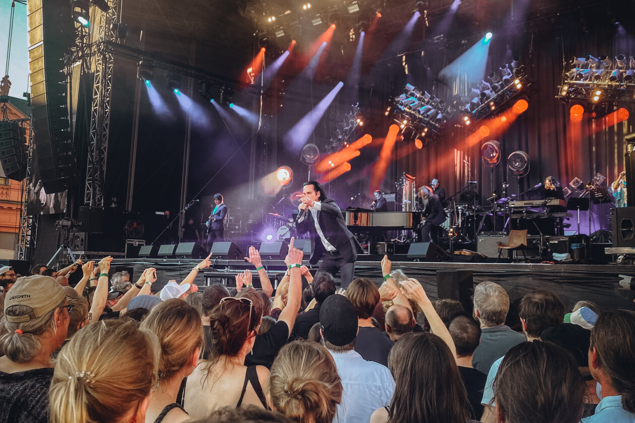 Trotz sengender Hitze: Der australische Rock-Barde begeistert den Schlosshof. – Bereit für Nick Cave And The Bad Seeds - trotz über 30 Grad.