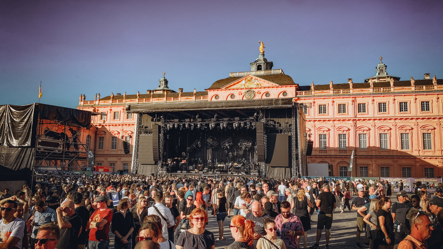 Nick Cave – Trotz sengender Hitze: Der australische Rock-Barde begeistert den Schlosshof. – Der Ehrenhof in Rastatt.