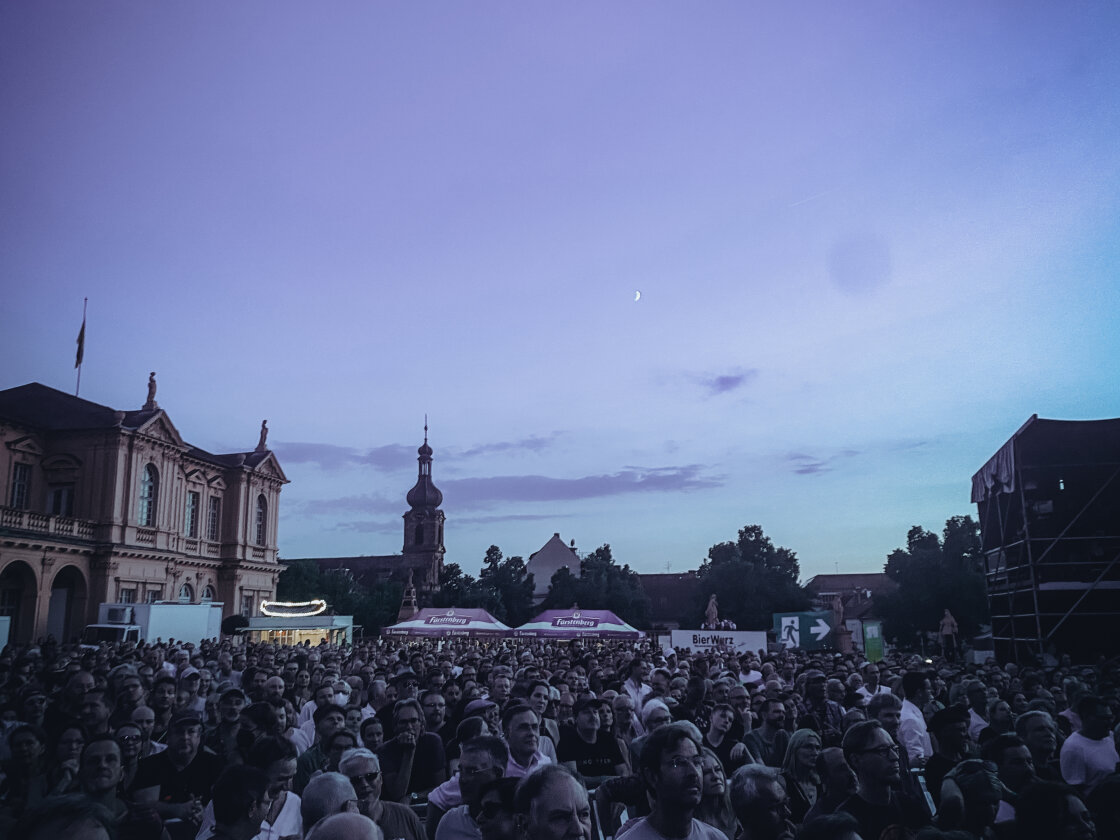 Nick Cave – Trotz sengender Hitze: Der australische Rock-Barde begeistert den Schlosshof. – Endlich übernimmt die Dunkelheit.