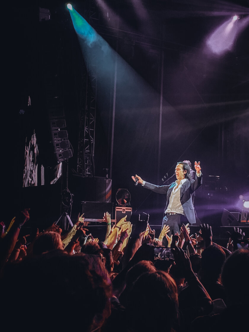 Nick Cave – Trotz sengender Hitze: Der australische Rock-Barde begeistert den Schlosshof. – Meister der Gesten. 