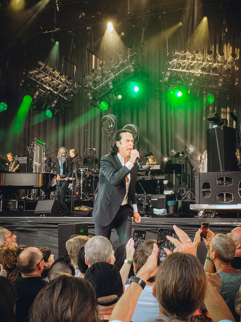 Nick Cave – Trotz sengender Hitze: Der australische Rock-Barde begeistert den Schlosshof. – Der Meister zum Greifen nah.