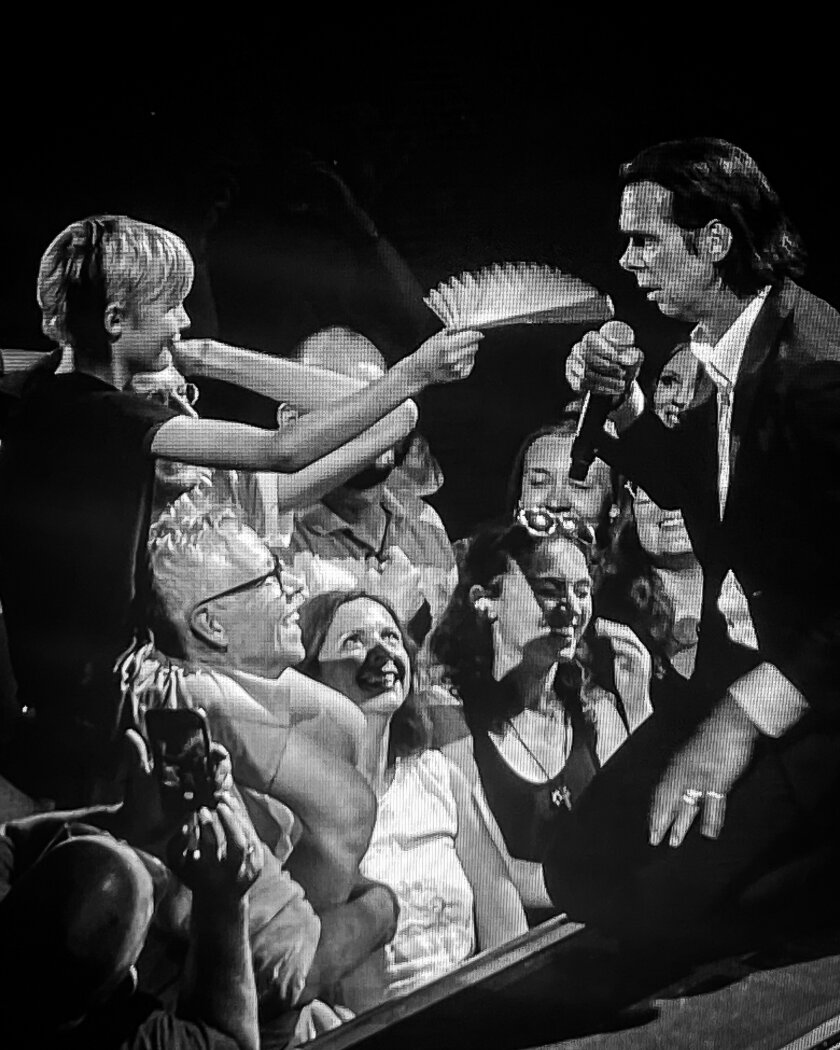 Nick Cave – Trotz sengender Hitze: Der australische Rock-Barde begeistert den Schlosshof. – Die nächste Fan-Generation wartet schon.