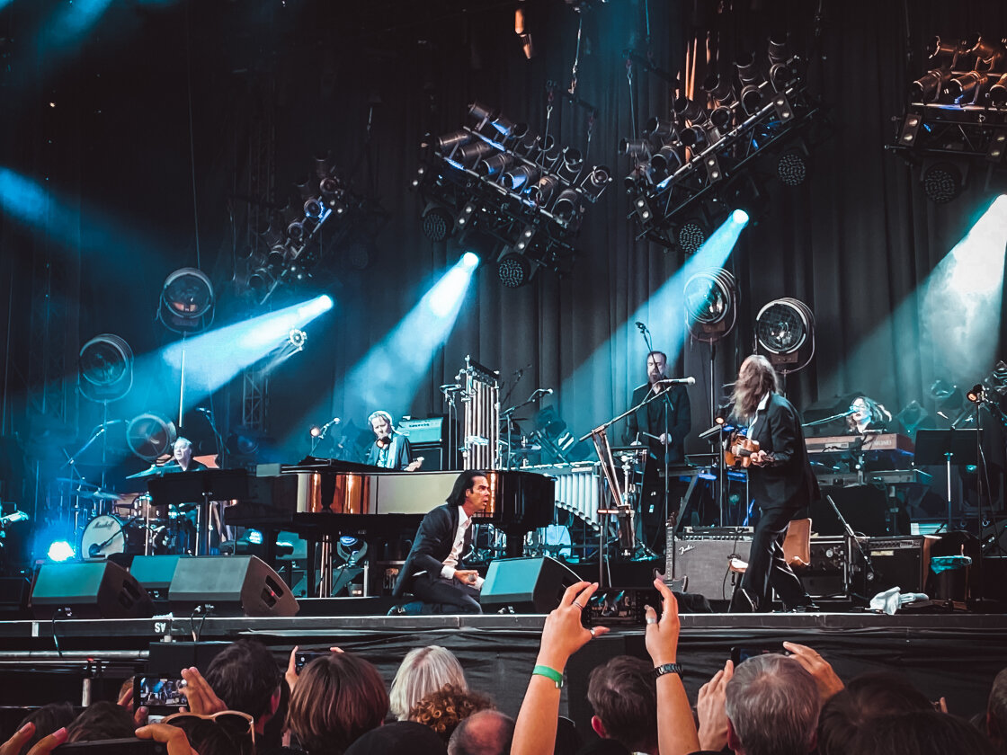 Nick Cave – Trotz sengender Hitze: Der australische Rock-Barde begeistert den Schlosshof. – Perfekt eingespielt: die Bad Seeds.