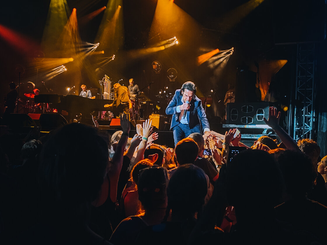 Nick Cave – Trotz sengender Hitze: Der australische Rock-Barde begeistert den Schlosshof. – Cave in seinem Element.