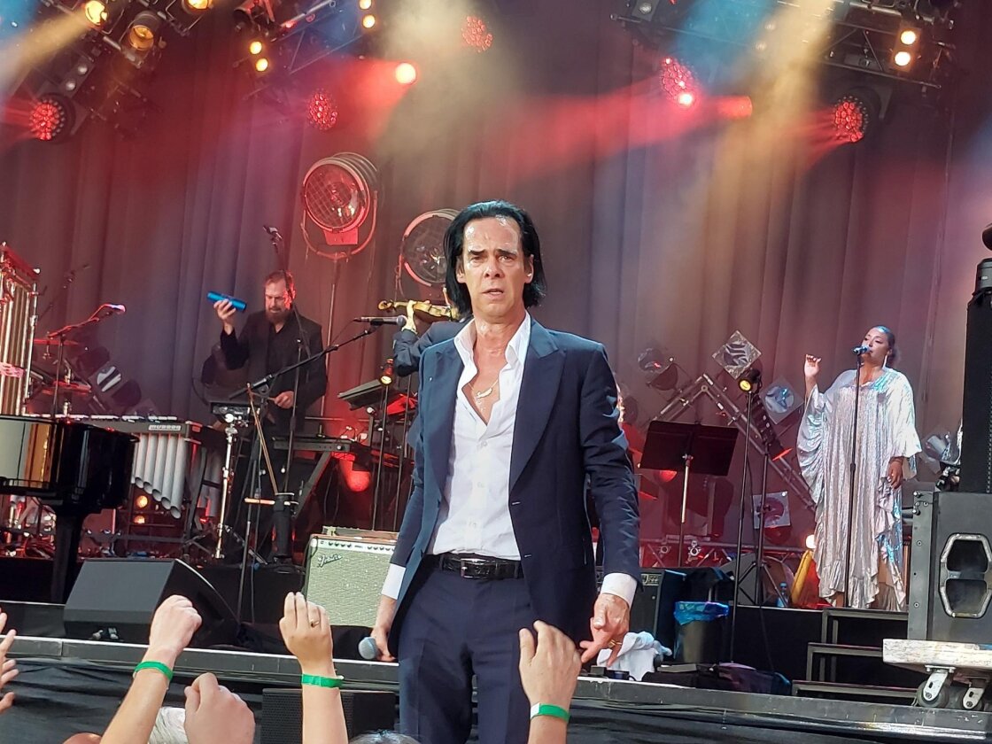 Nick Cave – Trotz sengender Hitze: Der australische Rock-Barde begeistert den Schlosshof. – The jacket stays on!