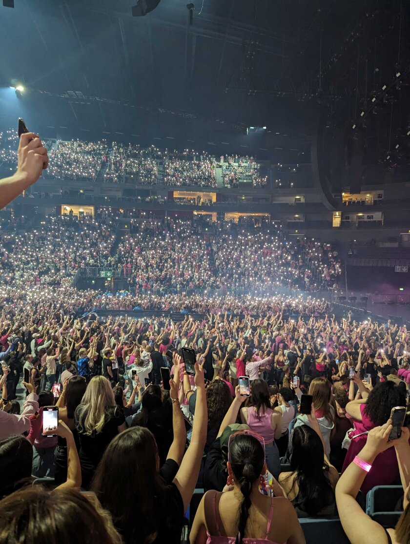 Nicki Minaj – Entertainment und opkultur-Spektakel pur: die US-Rapperin in Deutschland. – Fans in der Lanxess Arena.