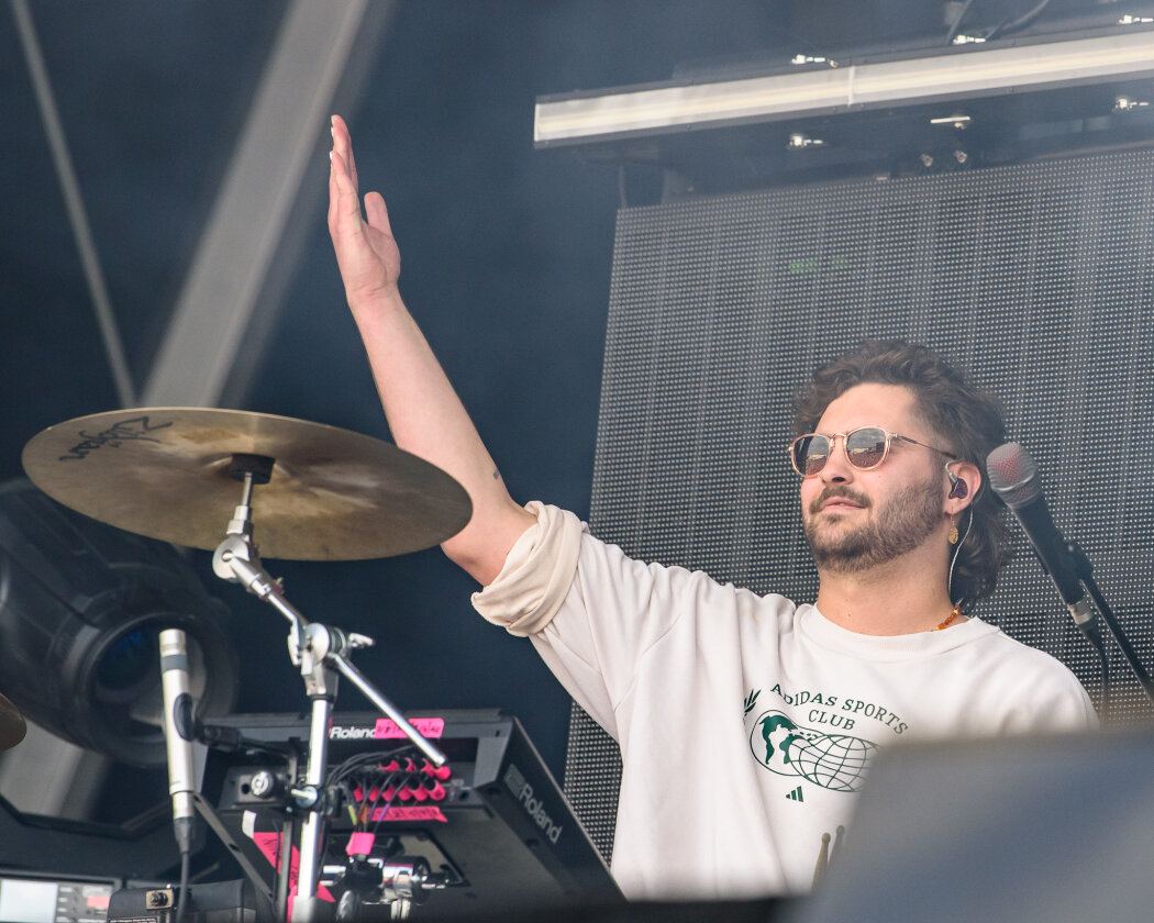 Nina Chuba – Die deutsche Rapperin und Sängerin hat ihr junges Publikum stets im Griff. – On drums.