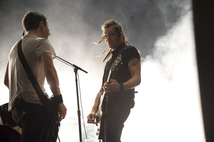 Nine Inch Nails – Das ist keine Musik, das ist der Sound einer Stahlgießerei: Laut und brachial. – Auch das gehört dazu: Gitarrengepose. Robin Finck (rechts).