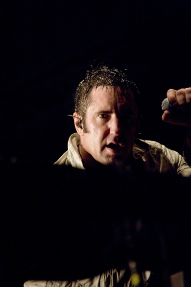 Nine Inch Nails – Das ist keine Musik, das ist der Sound einer Stahlgießerei: Laut und brachial. – Die Fotografen fest im Blick.