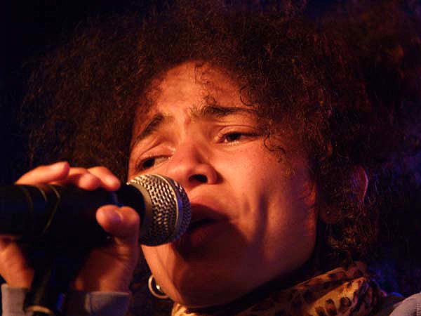 Am 11. Mai 2008 feiert Nneka ihren Tour-Auftakt im "Salzhaus" Winterthur. – 