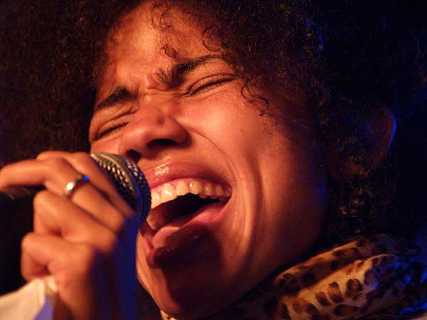 Am 11. Mai 2008 feiert Nneka ihren Tour-Auftakt im "Salzhaus" Winterthur. – 