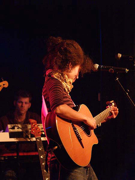 Am 11. Mai 2008 feiert Nneka ihren Tour-Auftakt im "Salzhaus" Winterthur. – 