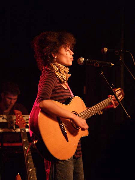Am 11. Mai 2008 feiert Nneka ihren Tour-Auftakt im "Salzhaus" Winterthur. – 
