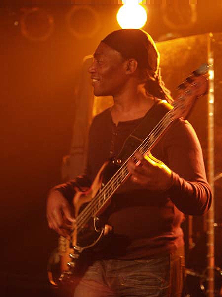 Am 11. Mai 2008 feiert Nneka ihren Tour-Auftakt im "Salzhaus" Winterthur. – 