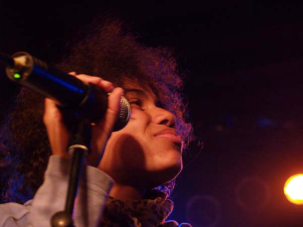 Am 11. Mai 2008 feiert Nneka ihren Tour-Auftakt im "Salzhaus" Winterthur. – 