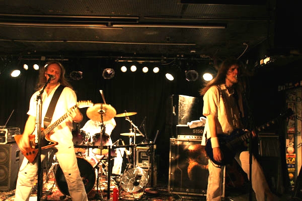 Non-Divine – Die Holländer haben eine schweren Stand vor einem Old School-Publikum. – 