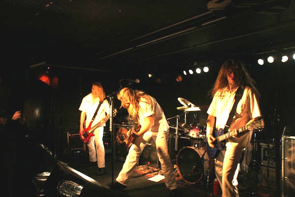 Non-Divine – Die Holländer haben eine schweren Stand vor einem Old School-Publikum. – 
