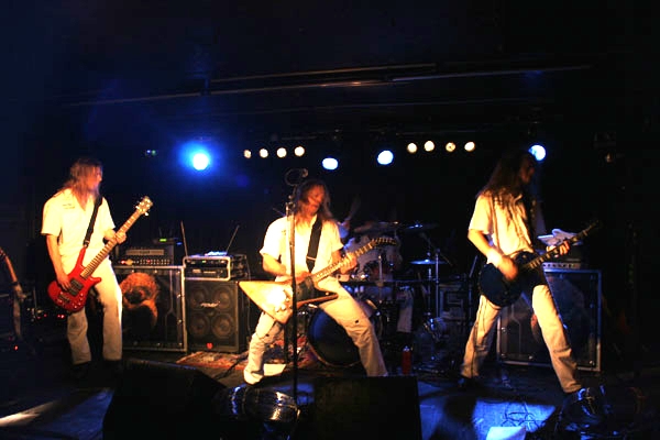 Non-Divine – Die Holländer haben eine schweren Stand vor einem Old School-Publikum. – 