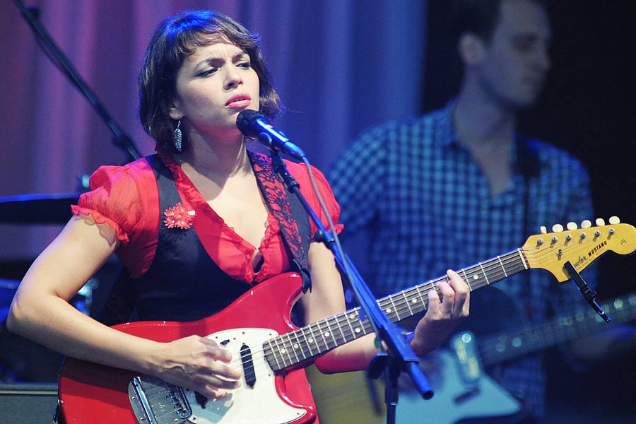 Bezaubernde Grooves und Nostalgie. – Norah Jones live in Bonn.