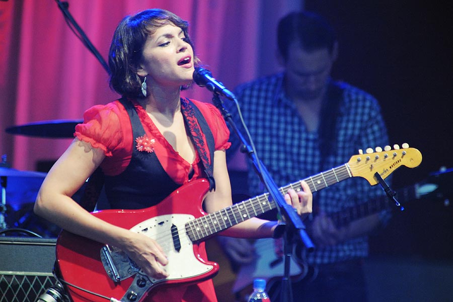 Bezaubernde Grooves und Nostalgie. – Norah Jones live.