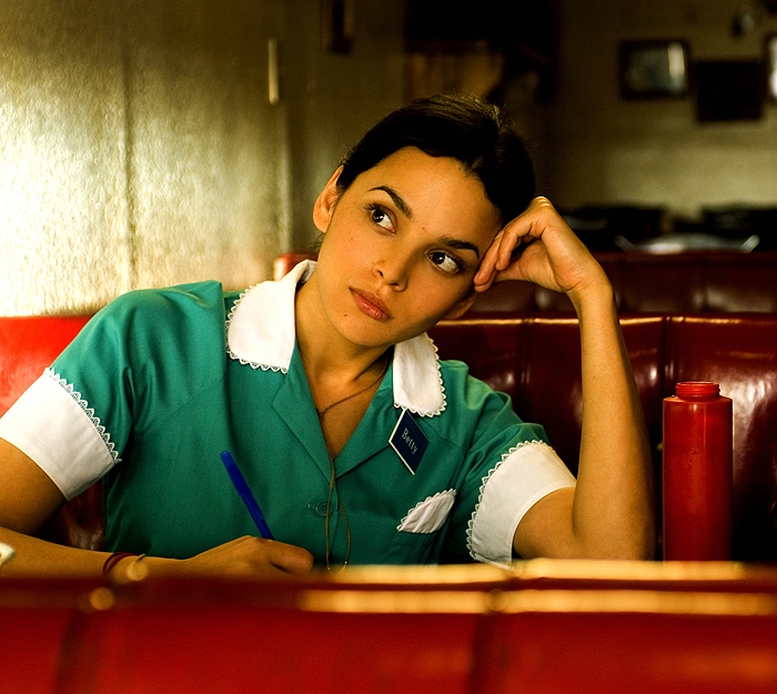 Die schöne Sängerin im Film von Wong Kar-Wai. – Ankommen oder Aufbrechen? Elizabeth (Norah Jones) schreibt an Jeremy (Jude Law).