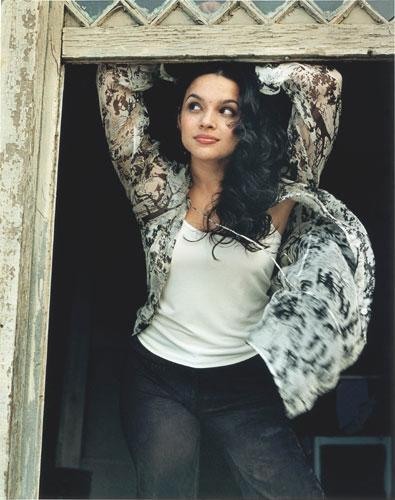 Norah Jones – Das Fräuleinwunder mit den acht Grammys im Portrait. – Lockeres posen.