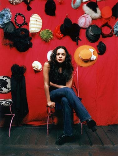 Norah Jones – Das Fräuleinwunder mit den acht Grammys im Portrait. – Rot die zweite.