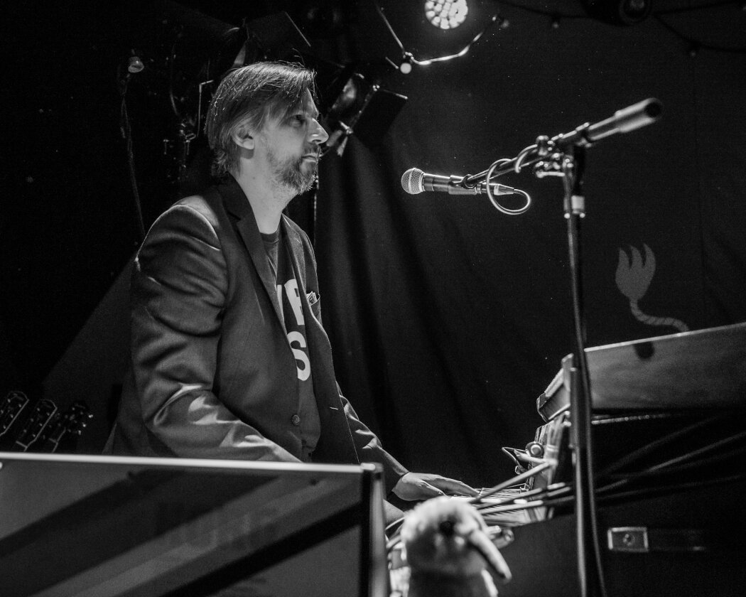 Der Zirkus ist in deiner Stadt: Entertainer und Musiker Olli Schulz mit Band. – Arne Augustin.