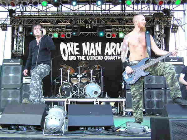 One Man Army & The Undead Quartet – Auf der Bühnen zeigt sich die One Man Army alles andere als untot. – 