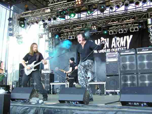 One Man Army & The Undead Quartet – Auf der Bühnen zeigt sich die One Man Army alles andere als untot. – 