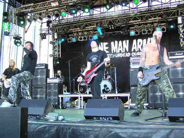 One Man Army & The Undead Quartet – Auf der Bühnen zeigt sich die One Man Army alles andere als untot. – 