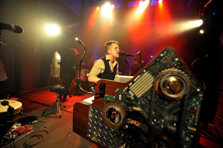 One Republic live in der Kölner Kulturkirche. – ... "Everybody Loves Me" vom aktuellen Album.