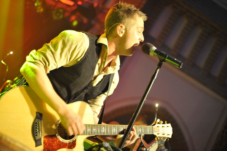 One Republic live in der Kölner Kulturkirche. – ... und Gitarre hin und her.
